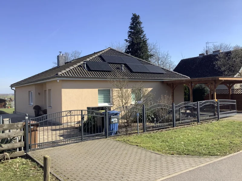 Front Links - Haus kaufen in Werneuchen -  Bungalow Top Energieeffizienz