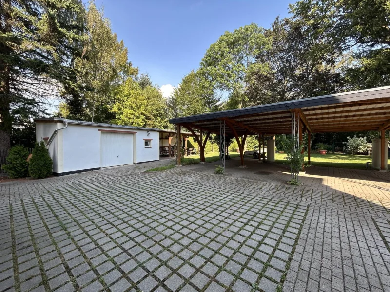 Innenhof mit Carport