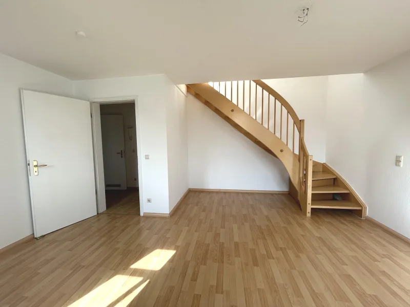 Wohnzimmer mit Holztreppe