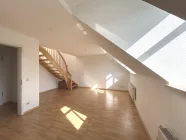 Wohnzimmer mit Holztreppe