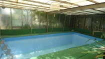 überdachter Swimmingpool