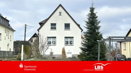 Rückansicht mit Terrasse - Haus kaufen in Chemnitz - Ländlicher Wohntraum zum Jahresstart!