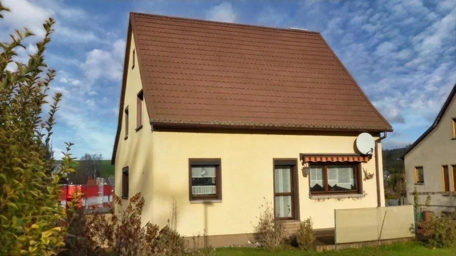 Hausansicht - Haus kaufen in Oberlungwitz - Solides Haus für junge Familie