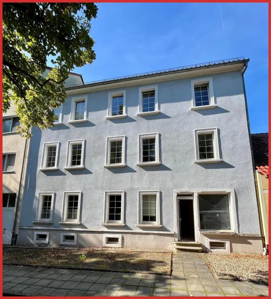 Straßenansicht - Haus kaufen in Elsterwerda - Mehrfamilienhaus mit kleiner Gewerbeeinheit