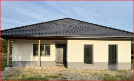 Straßenansicht - Haus kaufen in Schacksdorf - Die Vorfreude steigt - Erster Baustress vorbei 