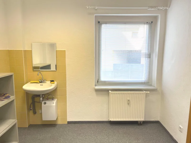 Kleines Zimmer ca. 8,8 m² mit Wasser- und Abasserzugang