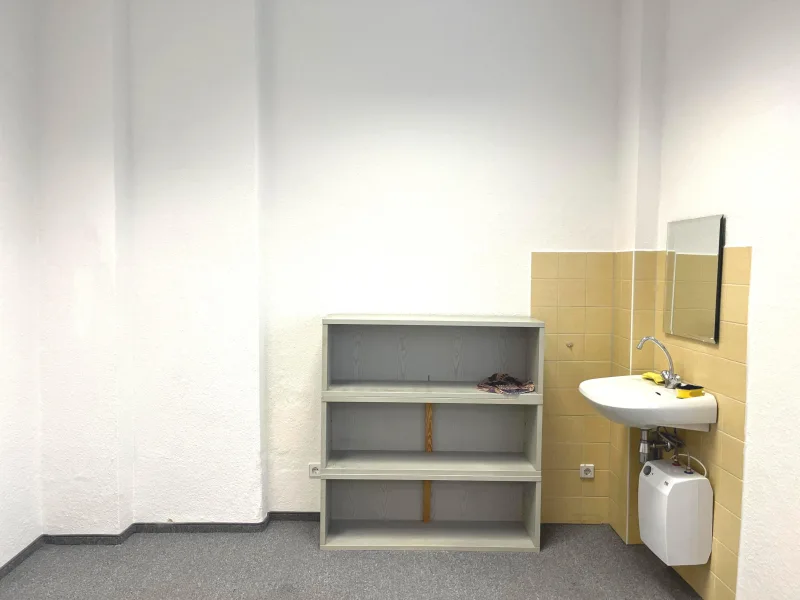 Kleines Zimmer ca. 8,8 m² mt Wasser- und Abasserzugang