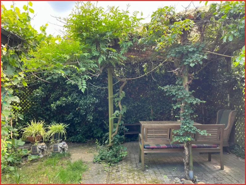 Überdachte Sitzecke auf der Terrasse im Grünen - Haus kaufen in Rückersdorf - Kleine Grüne Oase