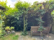 Überdachte Sitzecke auf der Terrasse im Grünen