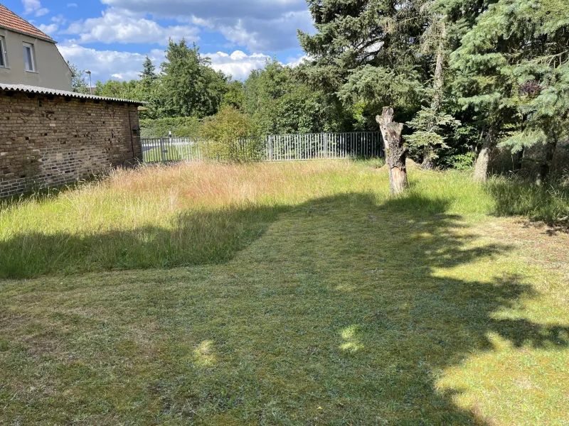 Garten neben der Garage