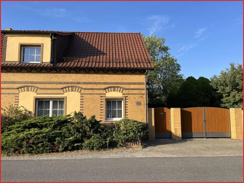 Straßenansicht - Haus kaufen in Finsterwalde - Doppelhaushälfte (DHH) = doppelt sparsam