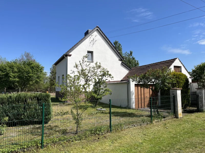 Seitenansicht und Garage