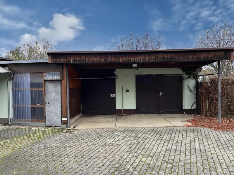 Carport und Garage