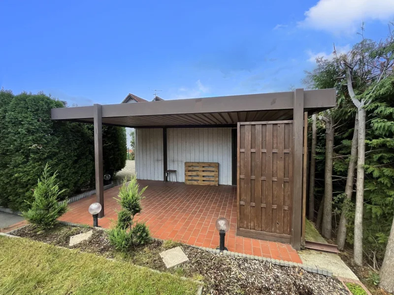 Carport an der Garage