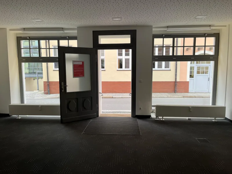 Büro 1 / Schaufensterfront