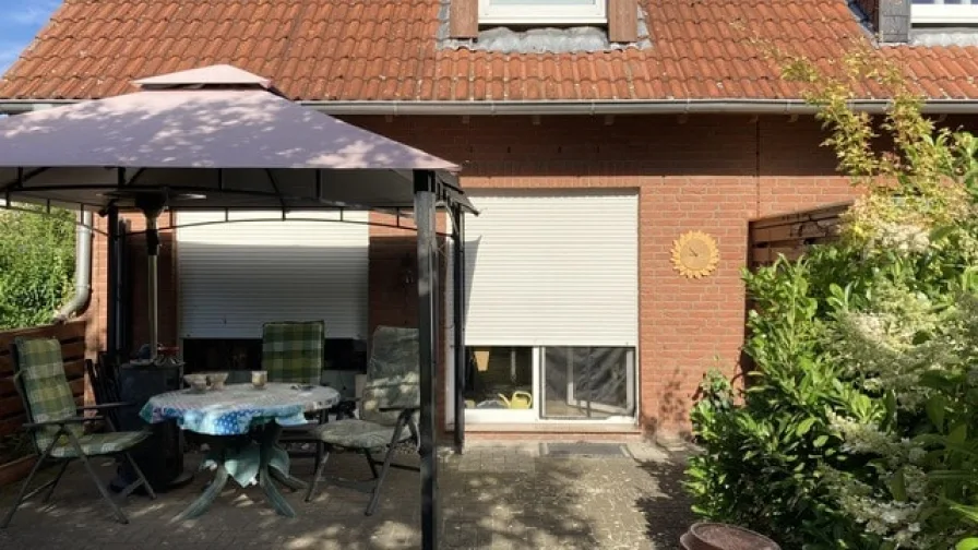 Rückseite des Hauses mit Terrasse