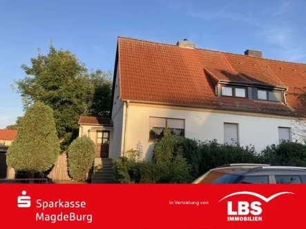 Vorderansicht mit Veranda - Haus kaufen in Genthin - Solides Wohnhaus in ruhiger Lage von Genthin!