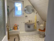 Bad mit Dusche im Obergeschoss