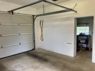 Garage mit elektrischem Tor und Werkstatt