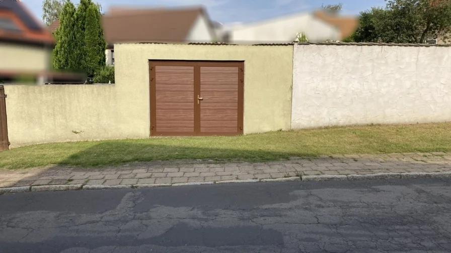 Grundstück mit Garage