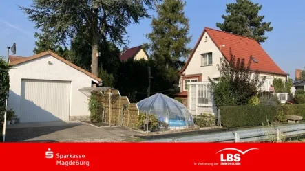 Aussenansicht mit Garage, Pool - Haus kaufen in Genthin - Hier beginnt der Urlaub vor der Haustür!