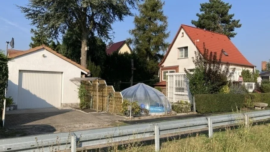 Aussenansicht mit Garage, Pool