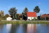 Blick vom Kanal aufs Haus