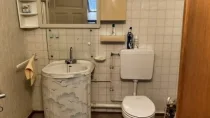 WC und Waschbecken im OG