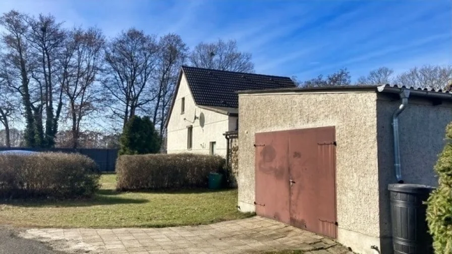 Garage und Grundstück