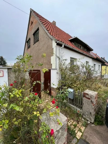 image0 - Haus kaufen in Klostermansfeld - Sanierungsbedürftige Doppelhaushälfte!