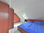 Schlafzimmer mit Einbaumöbeln im Dachgeschoss