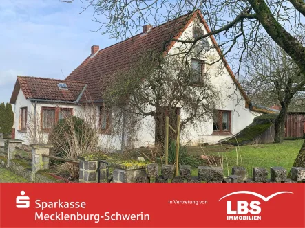 Giebelansicht - Haus kaufen in Stralendorf - Haus für Handwerker in schöner Lage