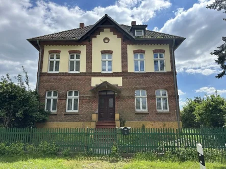 Vorderansicht - Haus kaufen in Muchow - Villa mit Wirtschaftsteil auf großem Grundstück!