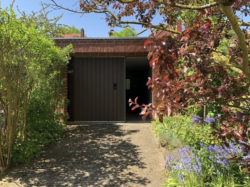 Garage zur Wohnung im OG