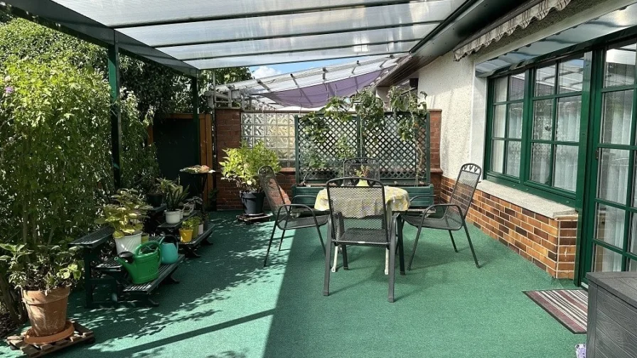 Überdachte Terrasse + Markise