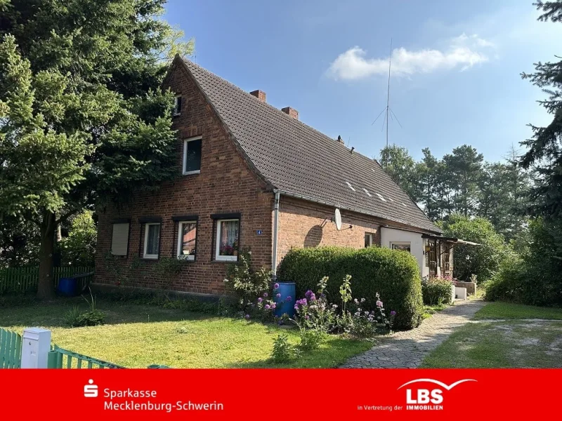 Vorderansicht - Haus kaufen in Balow - Viel Platz in ruhiger Lage !