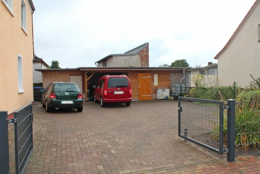 Carport und Nebengelass