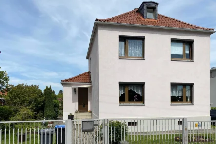 Straßenansicht - Haus kaufen in Dresden - Einfamilienhaus in beliebter Dresdner Höhenlage