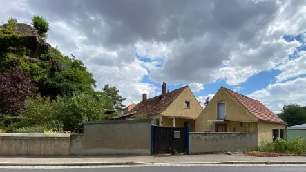 Ansicht mit Napoleonfelsen - Haus kaufen in Diera-Zehren - Haus am Napoleonfelsen