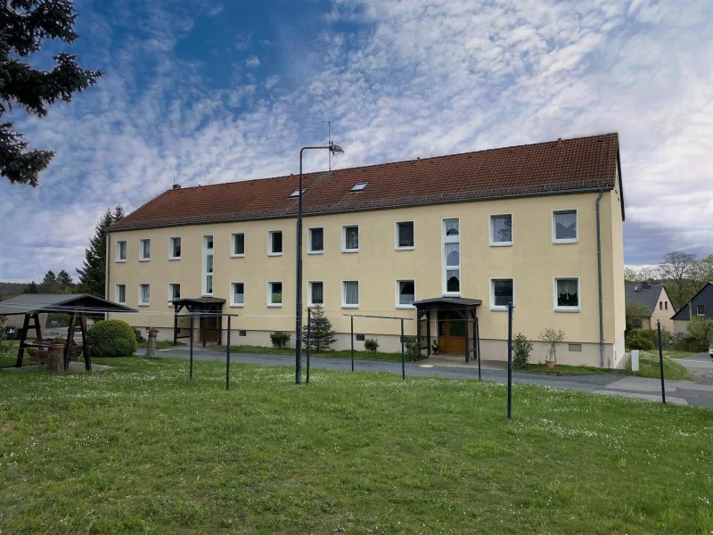 Vorderfront mit Eingängen - Wohnung kaufen in Glashütte - Dreiraumwohnung im Erzgebirgsvorland