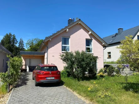 Straßenansicht - Haus kaufen in Dresden - Wohnen am Rande der Landeshaupstadt