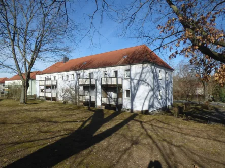 Hausansicht - Wohnung kaufen in Riesa - 3-Raum Wohnung, Balkon, PKW-Stellplatz 