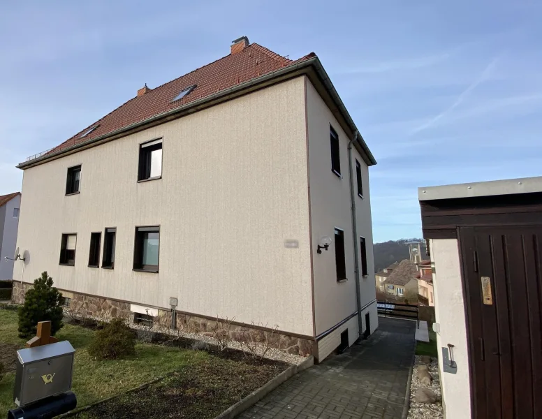 Ansicht von der Straße - Haus kaufen in Nossen - schöne Doppelhaushälfte mit Schloßblick