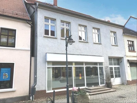 Straßenansicht - Haus kaufen in Stavenhagen - Ladengeschäft und Wohneinheit