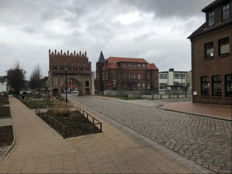 Straße Blick zum Tor