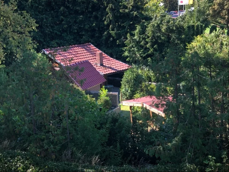 Blick auf Gartenhaus, Erdkeller und Sitzecke