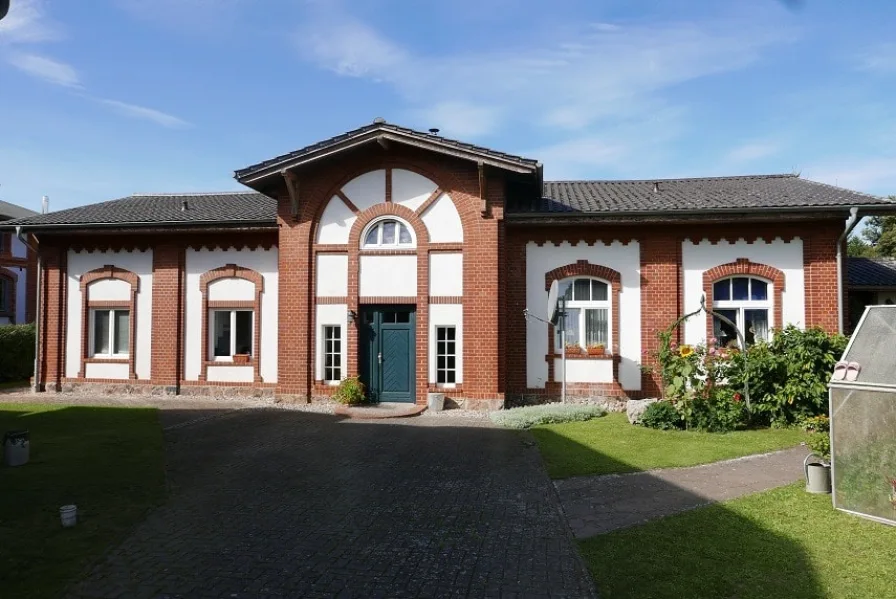 Außenansicht - Haus kaufen in Mölln - Viel Platz für Leute mit Liebe fürs Besondere!
