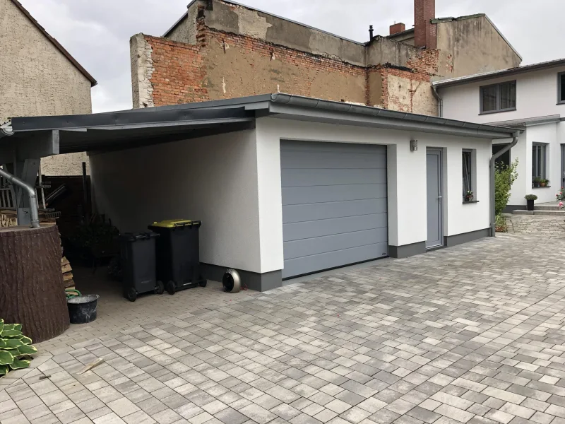 Garage mit Carport