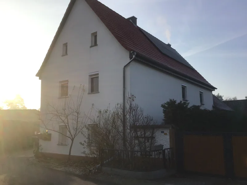 beidseitige Solaranlage auf dem Dach