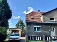 Einfahrt und vordere Garage